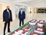 Президент Ильхам Алиев принял участие в церемонии предоставления семьям шехидов и инвалидам войны квартир в жилом комплексе в бакинском поселке Рамана (ФОТО)