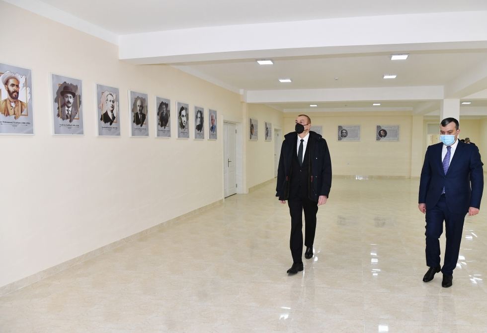 Президент Ильхам Алиев принял участие в церемонии предоставления семьям шехидов и инвалидам войны квартир в жилом комплексе в бакинском поселке Рамана (ФОТО)
