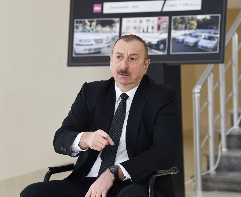 Президент Ильхам Алиев принял участие в церемонии предоставления семьям шехидов и инвалидам войны квартир в жилом комплексе в бакинском поселке Рамана (ФОТО)