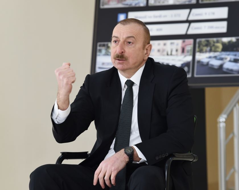 Президент Ильхам Алиев принял участие в церемонии предоставления семьям шехидов и инвалидам войны квартир в жилом комплексе в бакинском поселке Рамана (ФОТО)