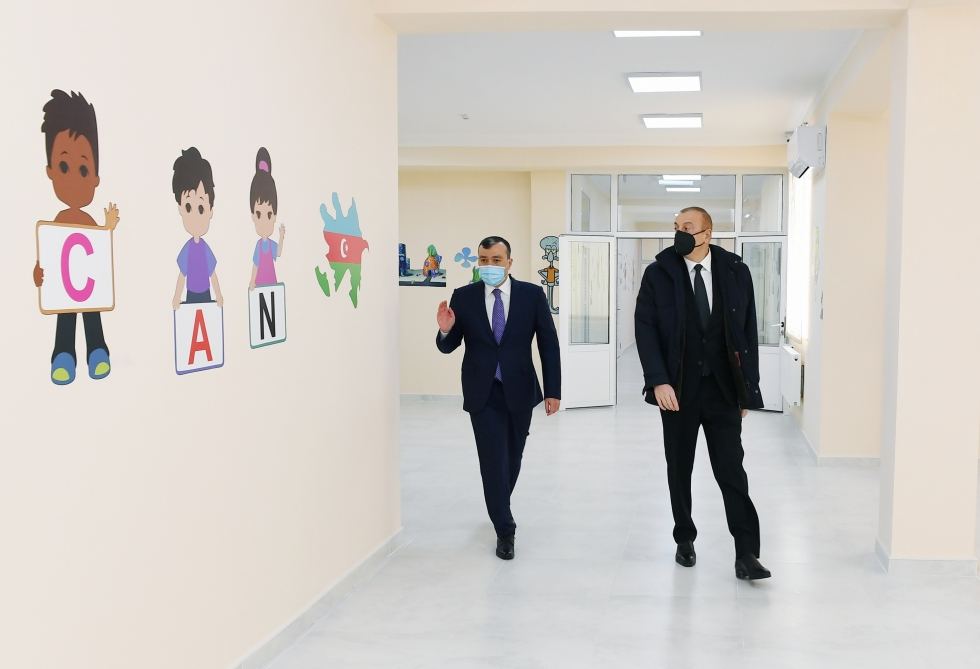 Президент Ильхам Алиев принял участие в церемонии предоставления семьям шехидов и инвалидам войны квартир в жилом комплексе в бакинском поселке Рамана (ФОТО)