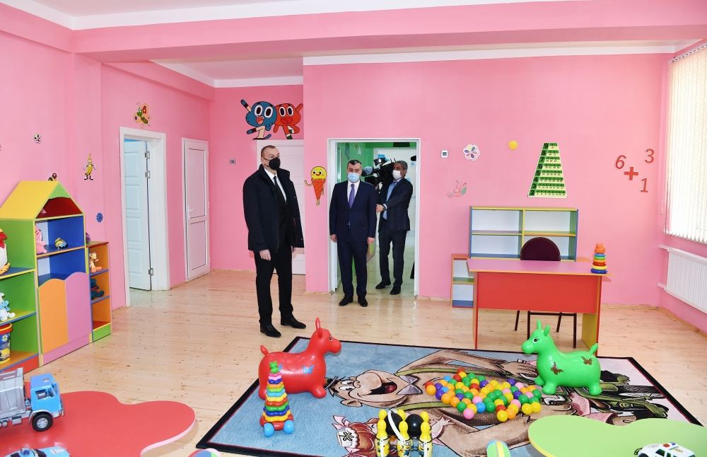 Президент Ильхам Алиев принял участие в церемонии предоставления семьям шехидов и инвалидам войны квартир в жилом комплексе в бакинском поселке Рамана (ФОТО)