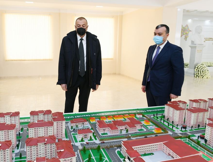 Президент Ильхам Алиев принял участие в церемонии предоставления семьям шехидов и инвалидам войны квартир в жилом комплексе в бакинском поселке Рамана (ФОТО)