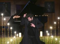 Зажжены свечи в память о жертвах Ходжалинского геноцида… - боль трагедии в музыки и картинах художников (ФОТО)