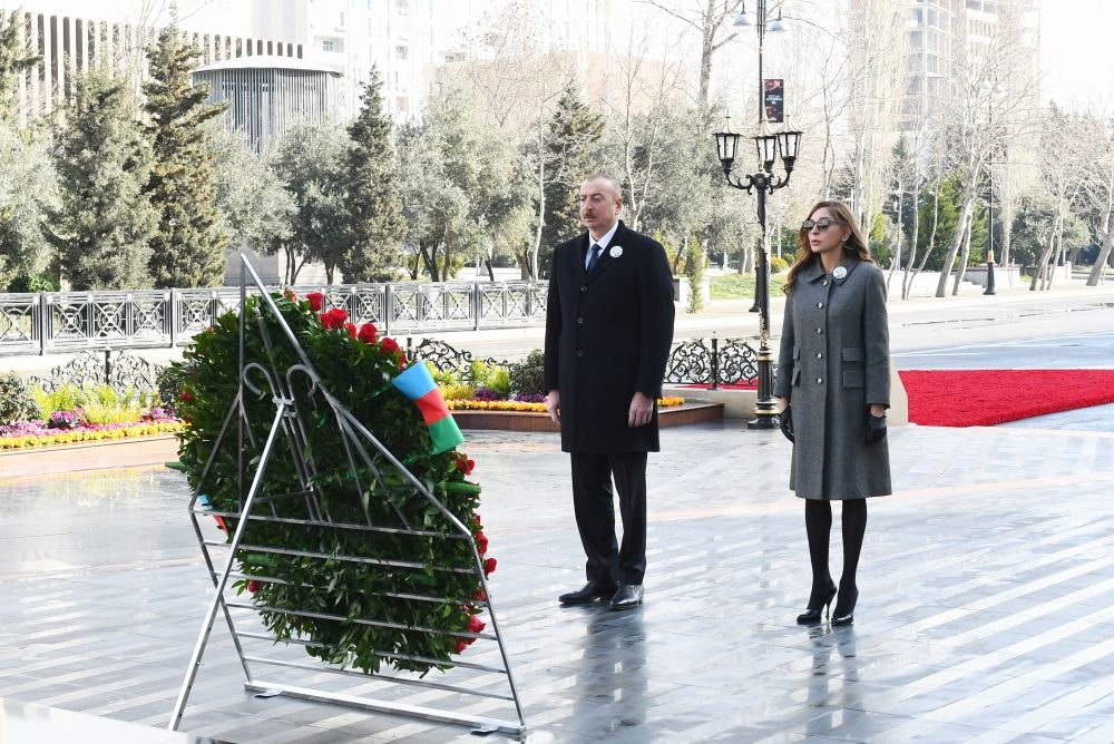 Президент Ильхам Алиев и Первая леди Мехрибан Алиева посетили памятник Ходжалинскому геноциду (ФОТО/ВИДЕО)