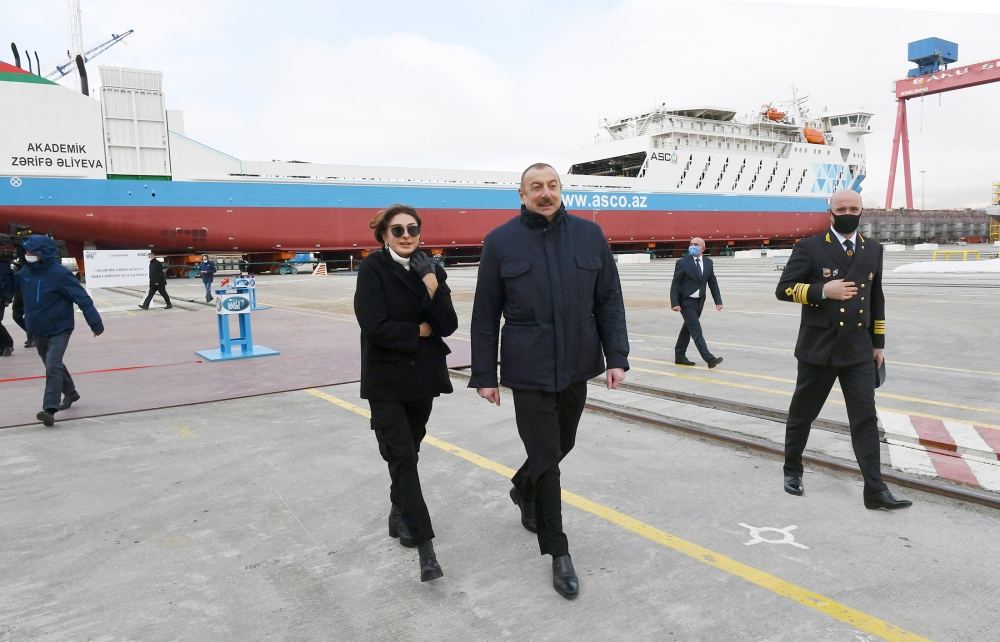 Президент Ильхам Алиев и Первая леди Мехрибан Алиева приняли участие в церемониях спуска на воду судна-парома типа Ro-Pax «Академик Зарифа Алиева» и сдачи в эксплуатацию судна-парома «Азербайджан» аналогичного назначения (ФОТО/ВИДЕО)