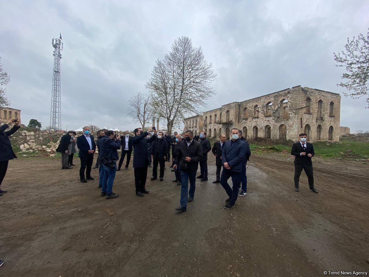 Делегация Тюркского совета осмотрела разрушенное здание Агдамского драматического театра (ФОТО)
