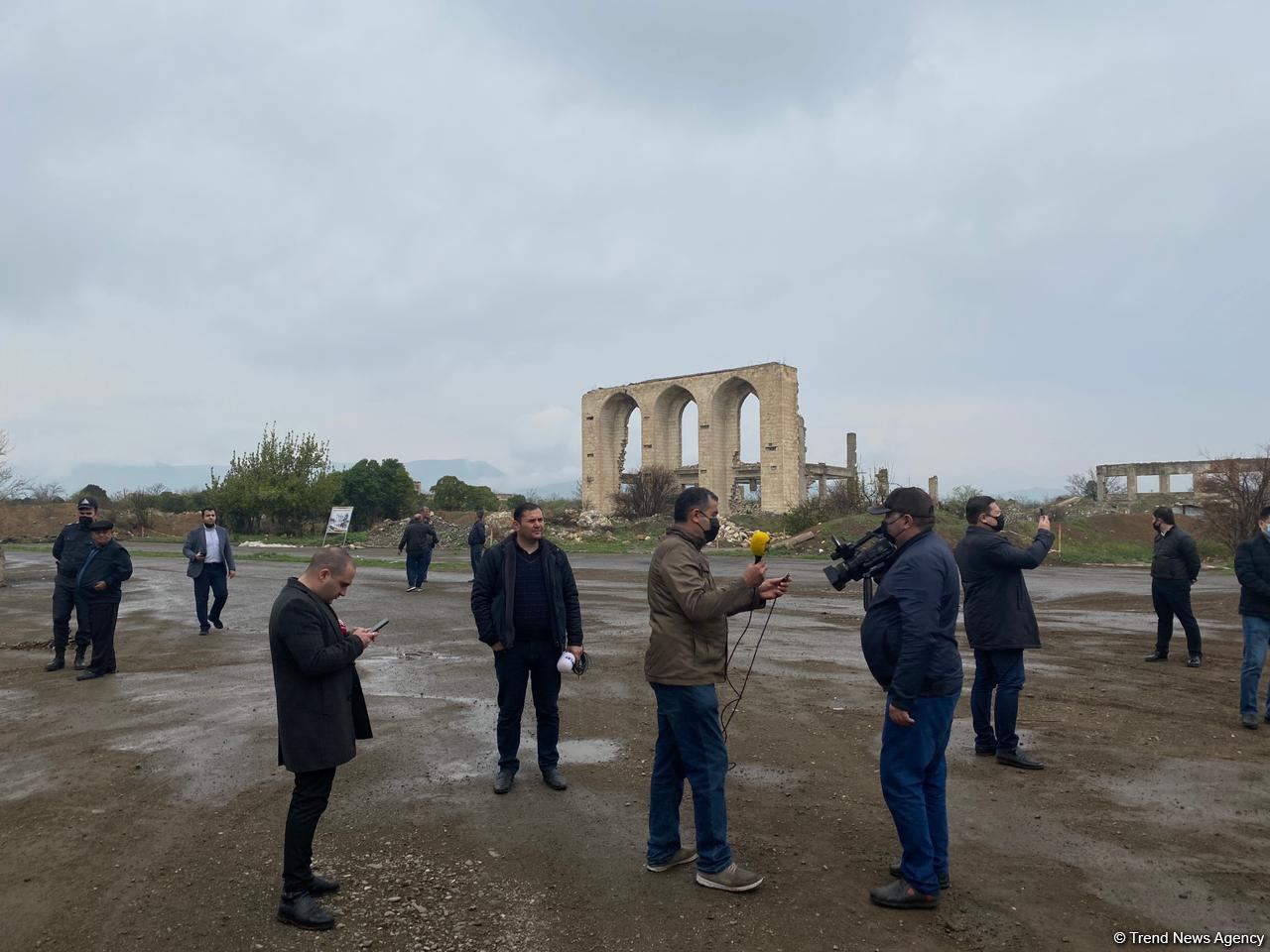 Делегация Тюркского совета осмотрела разрушенное здание Агдамского драматического театра (ФОТО)
