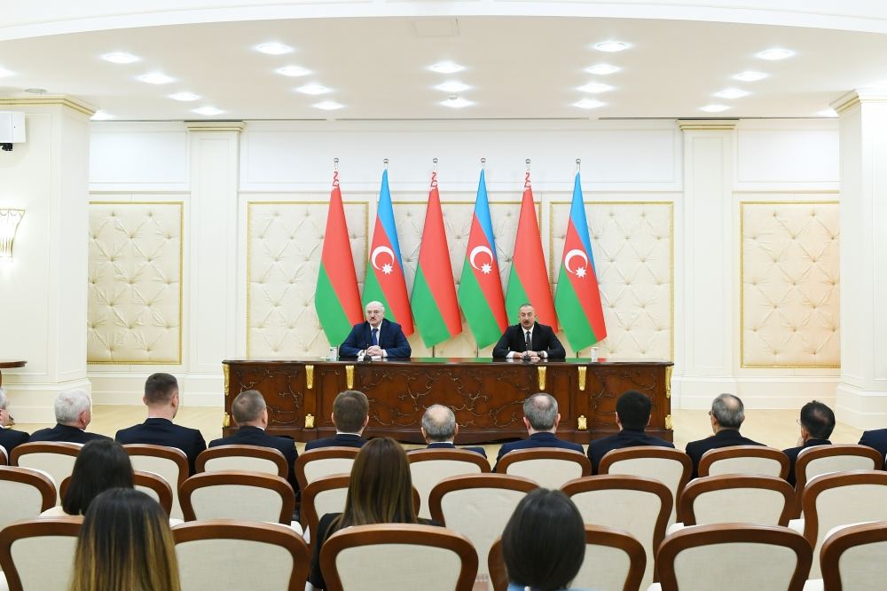 Президенты Азербайджана и Беларуси выступили с заявлениями для печати
(ФОТО)