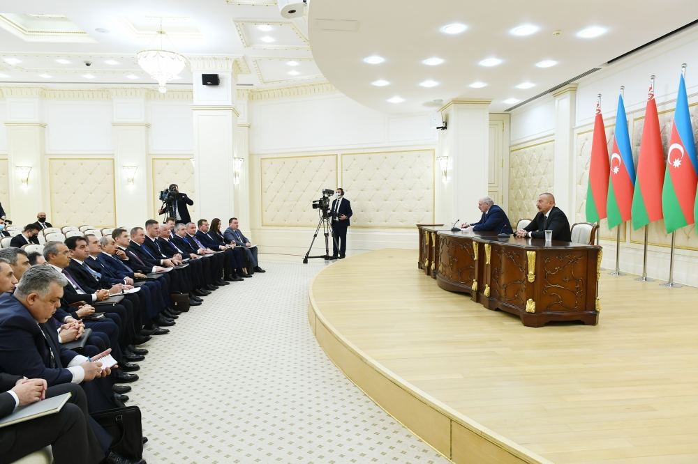 Президенты Азербайджана и Беларуси выступили с заявлениями для печати
(ФОТО)