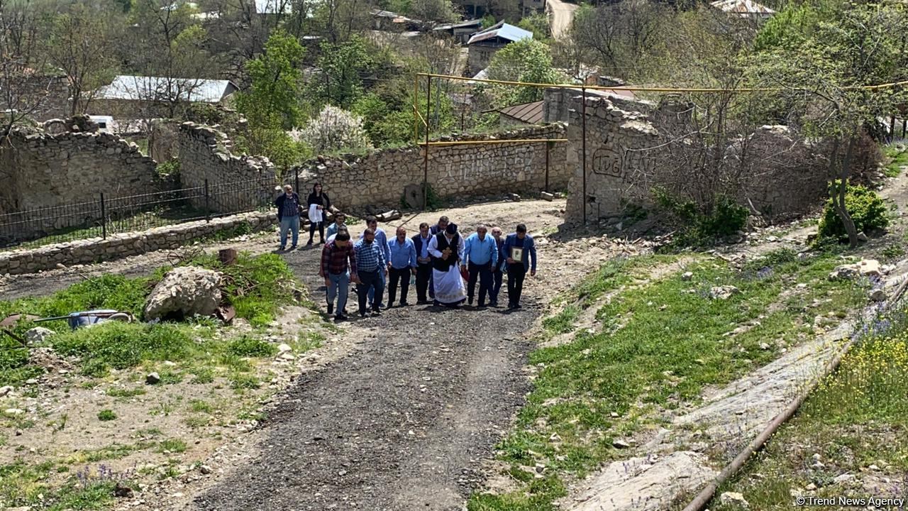 Члены Албано-удинской христианской религиозной общины Азербайджана в древнем албанском храме в селе Туг - Trend TV (ФОТО)