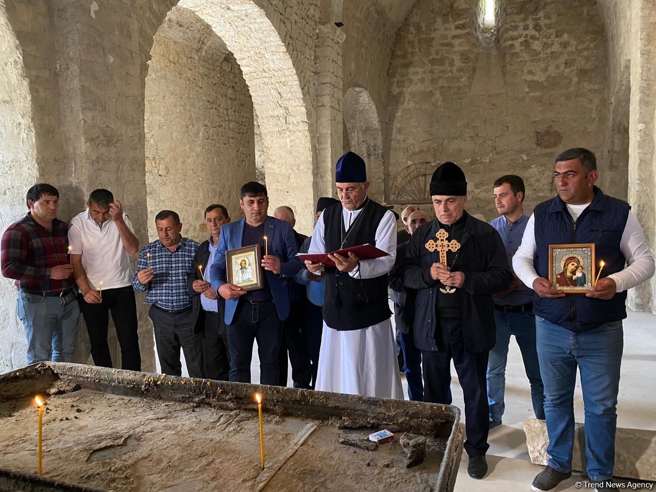 Члены Албано-удинской христианской религиозной общины Азербайджана в древнем албанском храме в селе Туг - Trend TV (ФОТО)