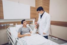 Фонд YAŞAT оплатил хирургические операции ветерана войны и матери еще одного шехида (ФОТО)