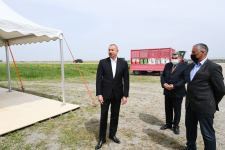 Президент Ильхам Алиев посмотрел процесс посева на хлопковом поле фермера Эльшана Халилова (ФОТО)