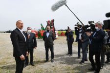 Президент Ильхам Алиев посмотрел процесс посева на хлопковом поле фермера Эльшана Халилова (ФОТО)