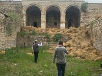 Израильские журналисты посетили караван-сарай в Физули, превращенный армянами во время оккупации в хлев (ФОТО)