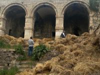 Израильские журналисты посетили караван-сарай в Физули, превращенный армянами во время оккупации в хлев (ФОТО)