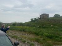 Израильские журналисты посетили караван-сарай в Физули, превращенный армянами во время оккупации в хлев (ФОТО)