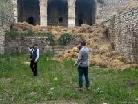 Израильские журналисты посетили караван-сарай в Физули, превращенный армянами во время оккупации в хлев (ФОТО)