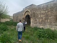 Израильские журналисты посетили караван-сарай в Физули, превращенный армянами во время оккупации в хлев (ФОТО)