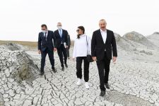 Президент Ильхам Алиев и Первая леди Мехрибан Алиева приняли участие в закладке фундамента Туристического комплекса грязевых вулканов (ФОТО/ВИДЕО)