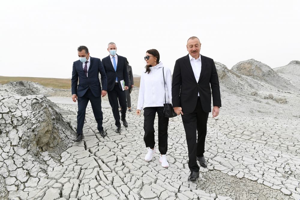Президент Ильхам Алиев и Первая леди Мехрибан Алиева приняли участие в закладке фундамента Туристического комплекса грязевых вулканов (ФОТО/ВИДЕО)