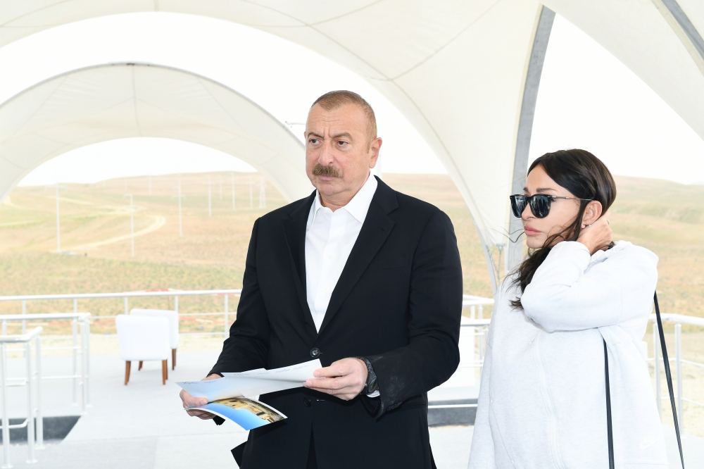 Президент Ильхам Алиев и Первая леди Мехрибан Алиева приняли участие в закладке фундамента Туристического комплекса грязевых вулканов (ФОТО/ВИДЕО)