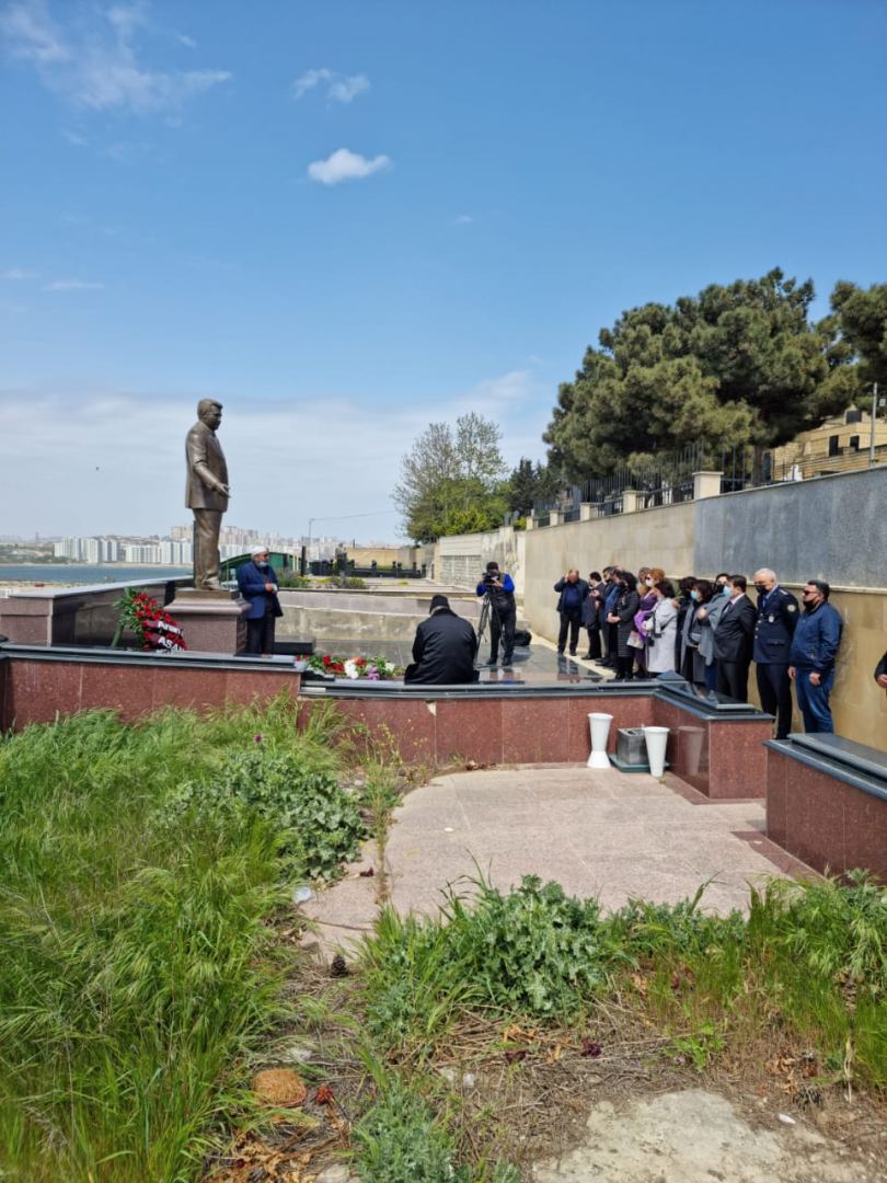 В Баку почтили память Анара Мамедханова. Прошло 10 лет... (ФОТО)