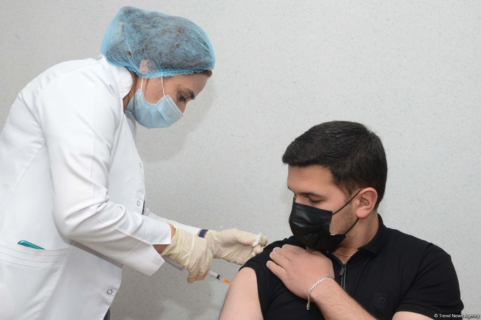 В Азербайджане вакцину от COVID-19 получили еще около 80 журналистов (ФОТО)