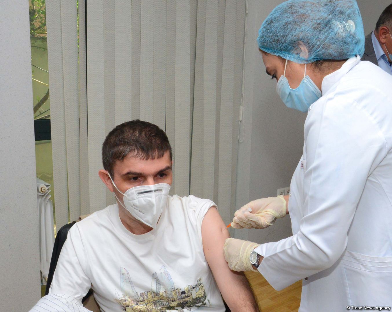 В Азербайджане вакцину от COVID-19 получили еще около 80 журналистов (ФОТО)