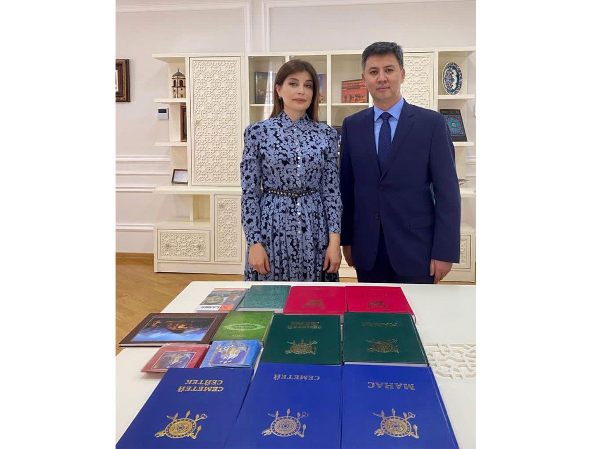 Международному фонду тюркской культуры и наследия переданы книги из Кыргызстана (ФОТО)