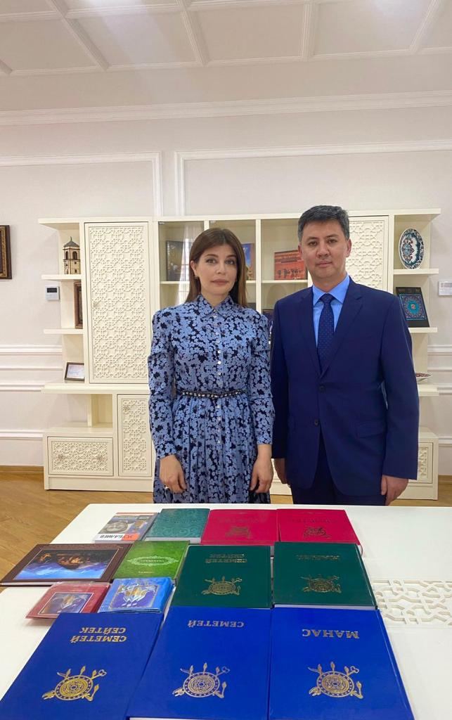Международному фонду тюркской культуры и наследия переданы книги из Кыргызстана (ФОТО)
