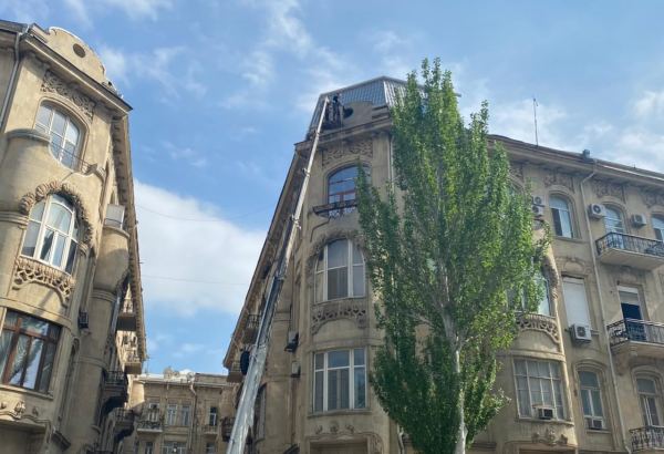 В Баку демонтируется незаконная надстройка над историческим зданием (ФОТО)