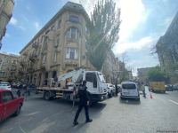 В Баку демонтируется незаконная надстройка над историческим зданием (ФОТО)