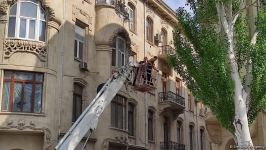 В Баку демонтируется незаконная надстройка над историческим зданием (ФОТО)
