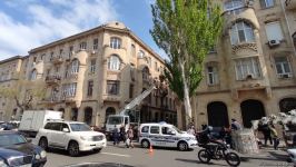 В Баку демонтируется незаконная надстройка над историческим зданием (ФОТО)