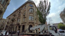 В Баку демонтируется незаконная надстройка над историческим зданием (ФОТО)