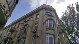 В Баку демонтируется незаконная надстройка над историческим зданием (ФОТО)