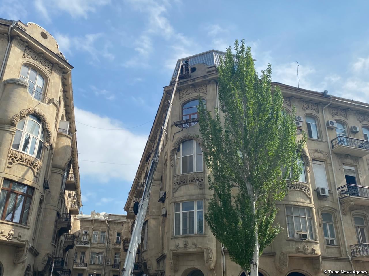 В Баку демонтируется незаконная надстройка над историческим зданием (ФОТО)