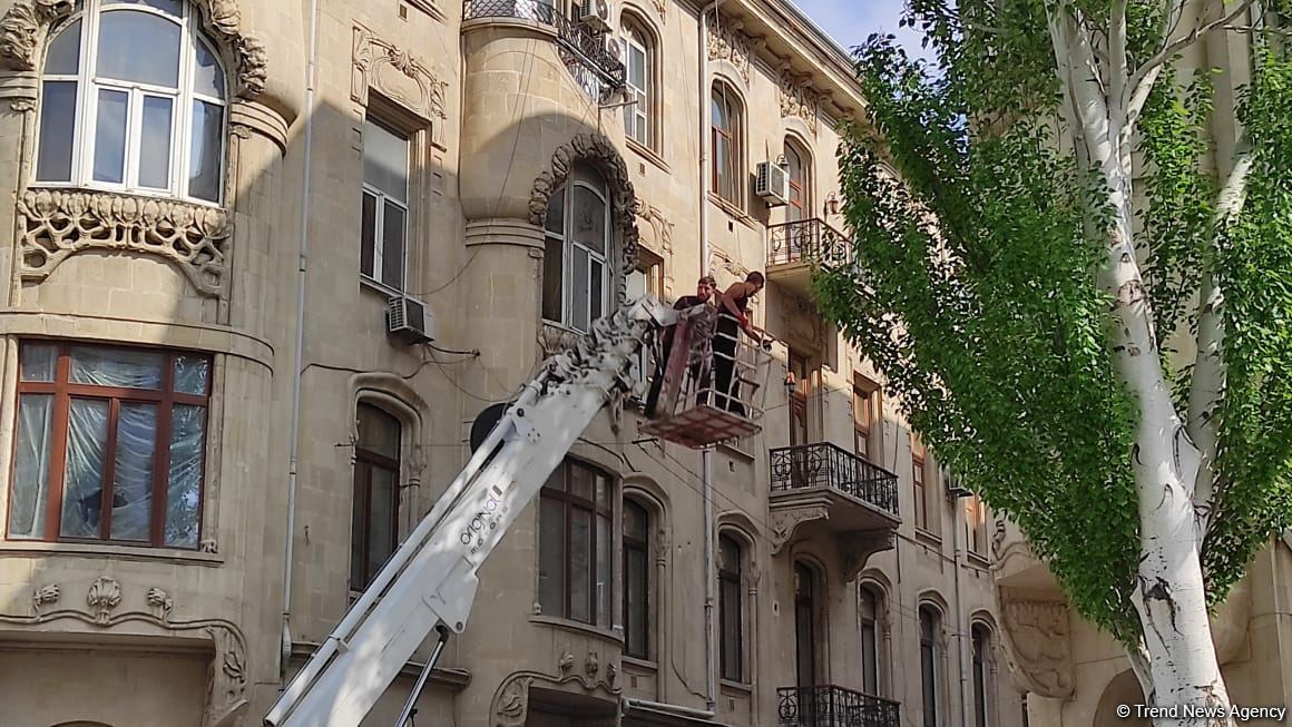 В Баку демонтируется незаконная надстройка над историческим зданием (ФОТО)