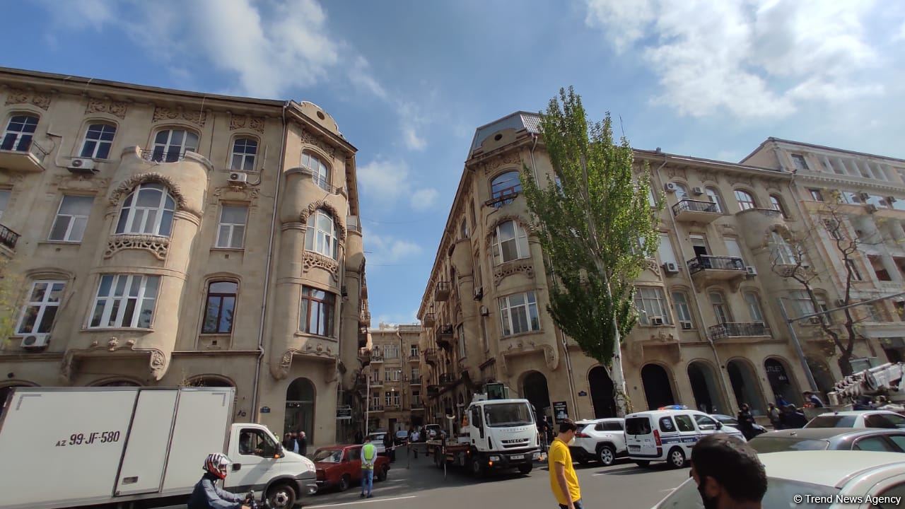 В Баку демонтируется незаконная надстройка над историческим зданием (ФОТО)