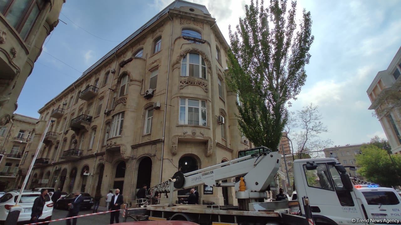 В Баку демонтируется незаконная надстройка над историческим зданием (ФОТО)