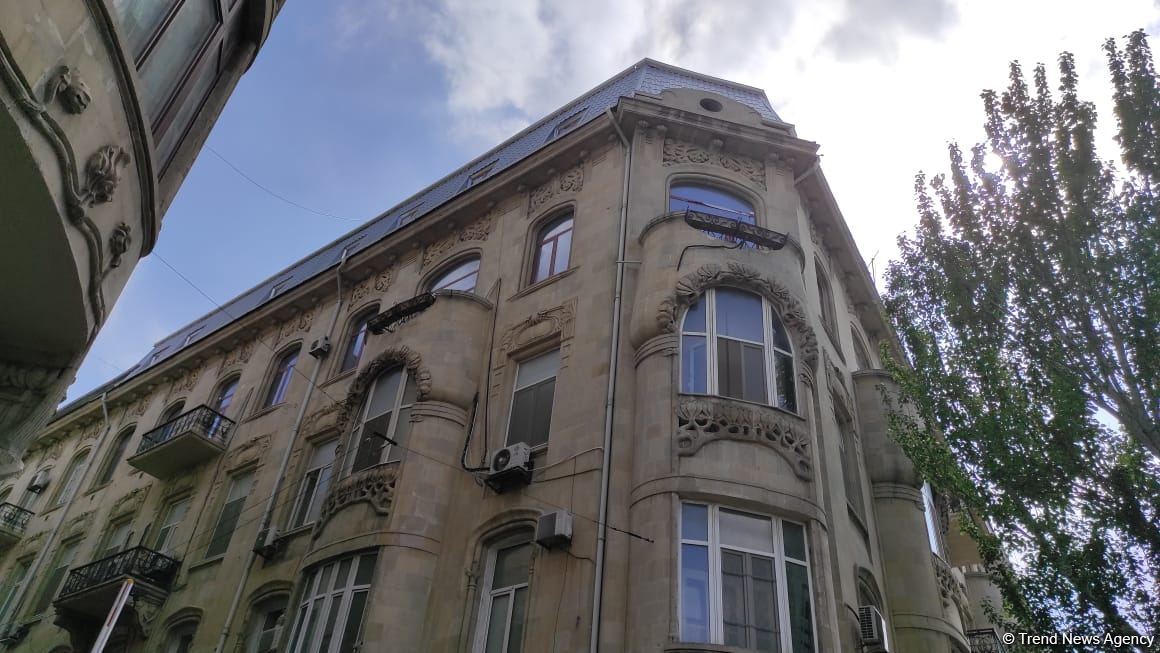 В Баку демонтируется незаконная надстройка над историческим зданием (ФОТО)
