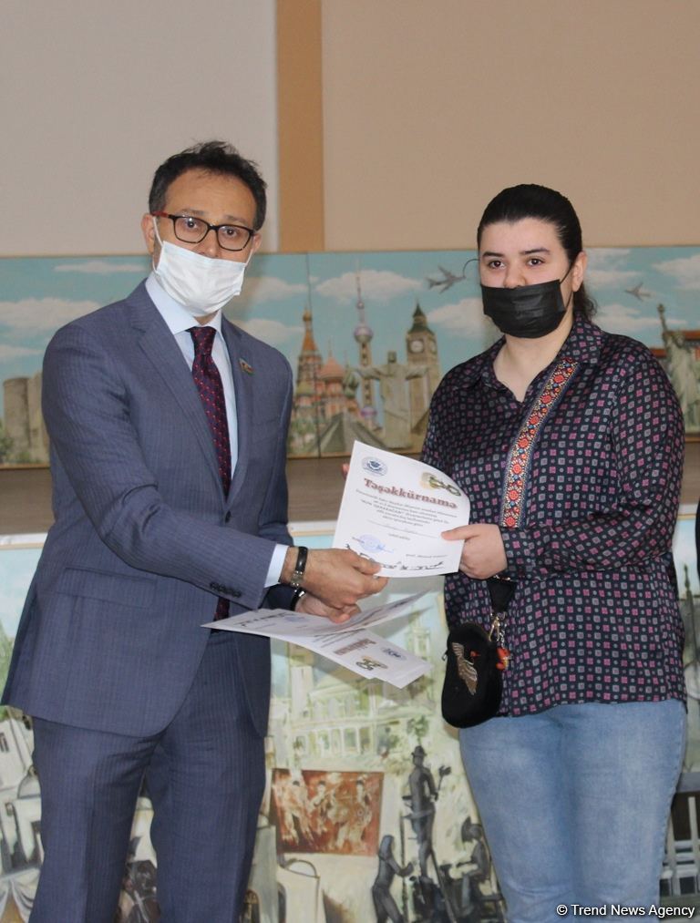 В Университете «Одлар юрду» представлена выставка проекта Mən Qarabağam (ФОТО)