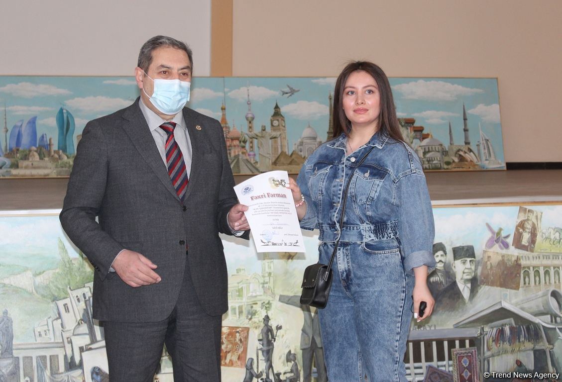 В Университете «Одлар юрду» представлена выставка проекта Mən Qarabağam (ФОТО)