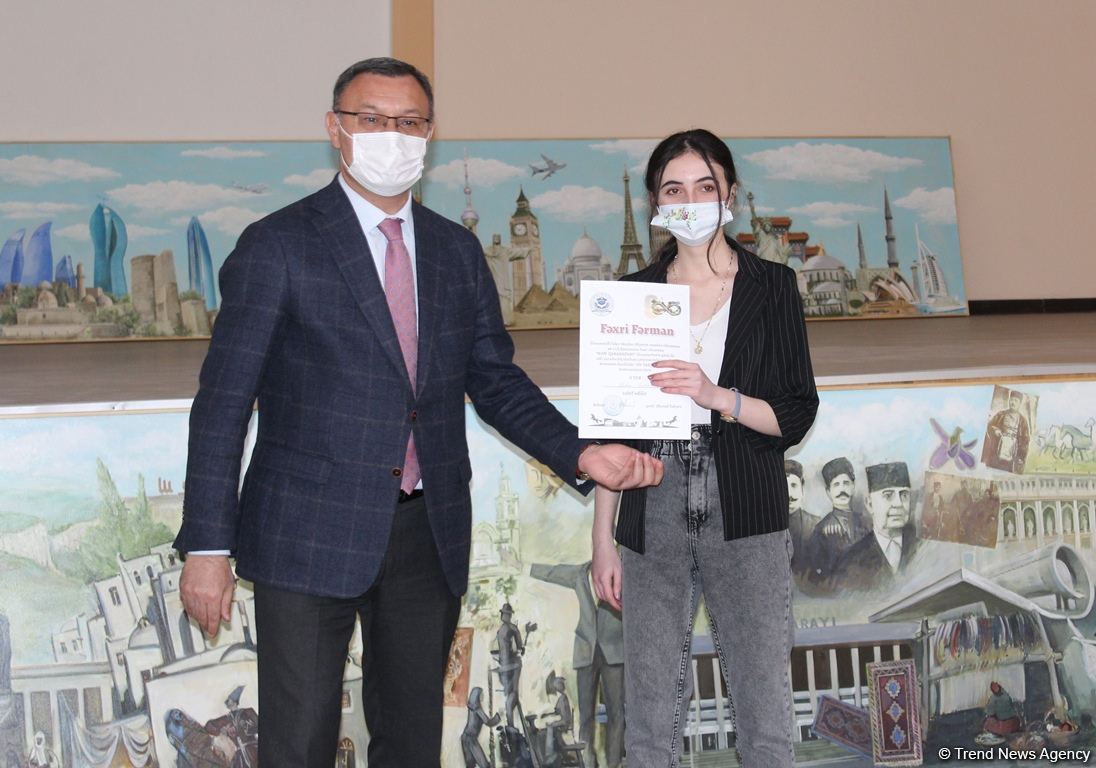 В Университете «Одлар юрду» представлена выставка проекта Mən Qarabağam (ФОТО)