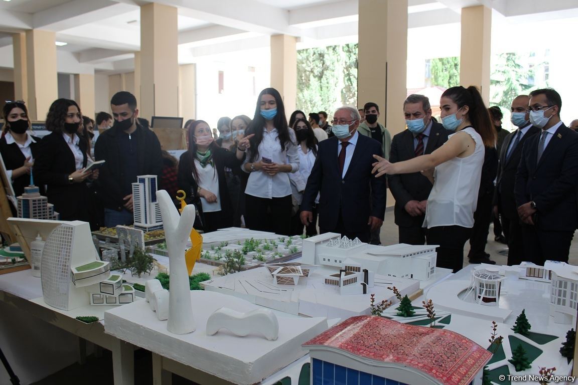 В Университете «Одлар юрду» представлена выставка проекта Mən Qarabağam (ФОТО)