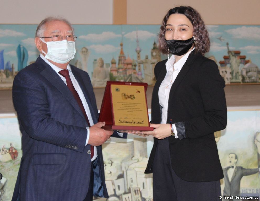 В Университете «Одлар юрду» представлена выставка проекта Mən Qarabağam (ФОТО)