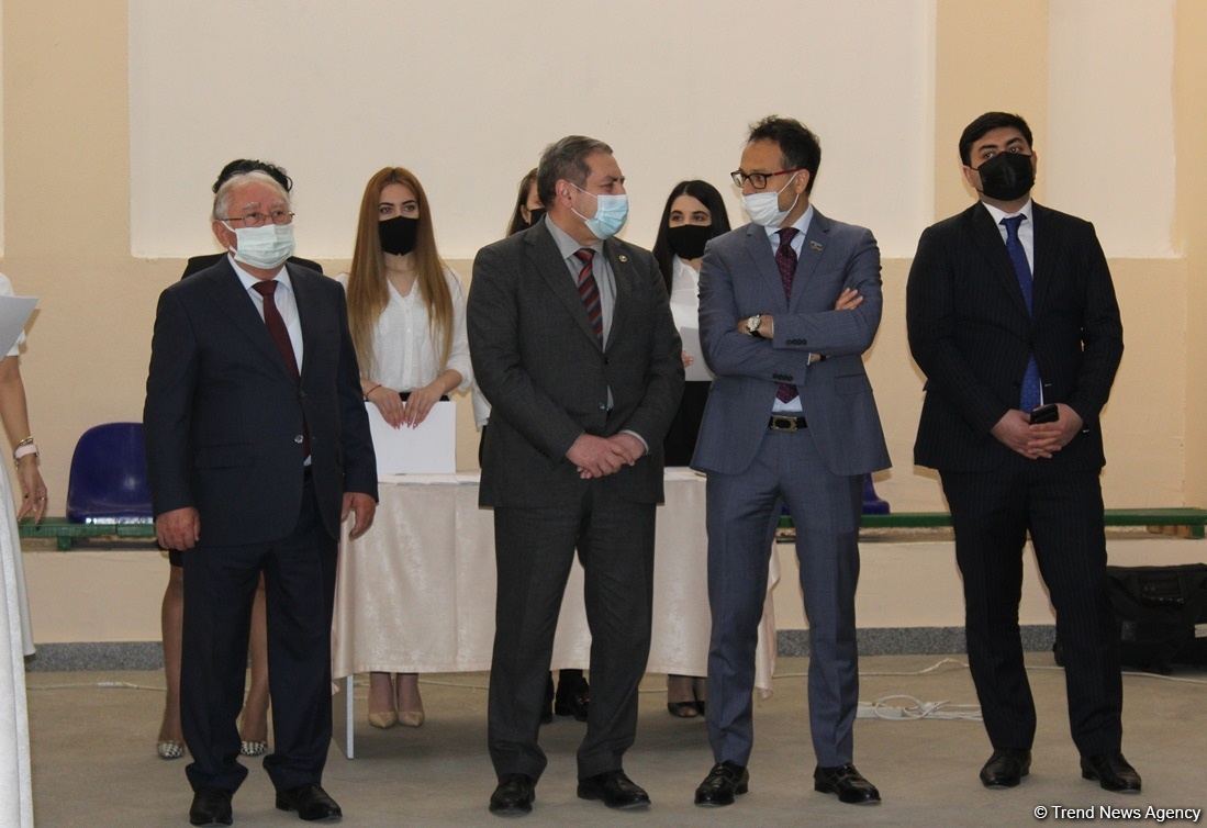 В Университете «Одлар юрду» представлена выставка проекта Mən Qarabağam (ФОТО)