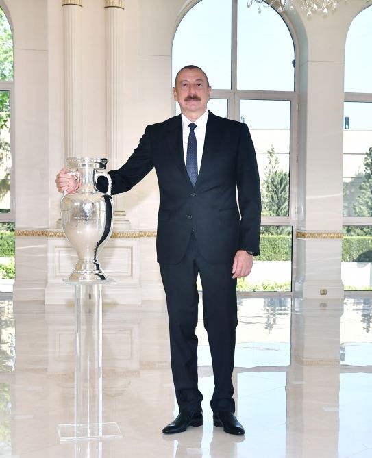 Президенту Ильхаму Алиеву передан кубок ЕВРО-2020 (ФОТО/ВИДЕО)